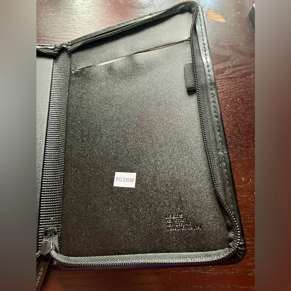 LEEDS “LESSONS OF THE LEGENDS” ENGRAVED BLACK LEATHER ZIP PORTFOLIO (9 1/2 x 6)